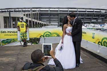 Pour la traditionnelle photo, ce couple de jeunes mariés a choisi le mythique stade Maracana, entièrement restauré pour la Coupe du monde. C'est juste avant le début de la finale de la Coupe des confédérations, le 30 juin 2013: Brésil 3, Espagne 0.