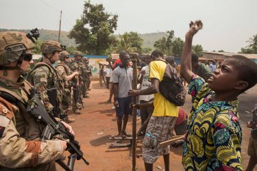 Vendredi 7 février, à la sortie de Bangui. Des militaires français maintiennent un no man’s land de 200 mètres entre populations ennemies.