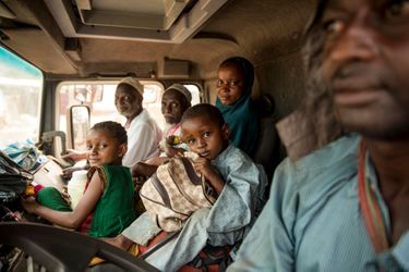 Cette famille peule a trouvé un camion pour fuir vers le Tchad.