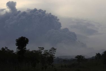 Les cendres du Kelud envahissent le pays - Indonésie