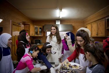 La reine fait des gâteaux avec les jeunes filles - Rania, bonne pâte avec les orphelins 