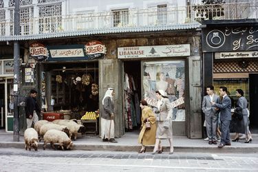 Scène de la vie quotidienne à Beyrouth en 1957, au croisement de l’Orient et de l’Occident. A l’époque la capitale du Liban était « le Paris  du Moyen Orient ».