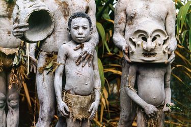 Les fantômes et les terrifiants esprits de la forêt sont célébrés au cours d’une cérémonie traditionnelle à Garong, en Papouasie. Les Asaro « hommes de la boue » comme ils se surnomment eux-mêmes se couvrent le corps de vase et portent ces masques ancestraux destinés à effrayer leurs ennemis. 