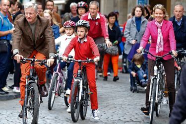 Famille royale de Belgique - Philippe et Mathilde, un tour de vélo en famille
