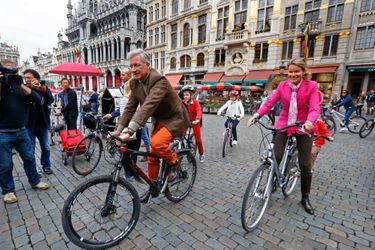 Famille royale de Belgique - Philippe et Mathilde, un tour de vélo en famille