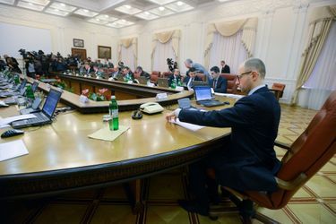Arseni Iatseniouk en réunion à Kiev