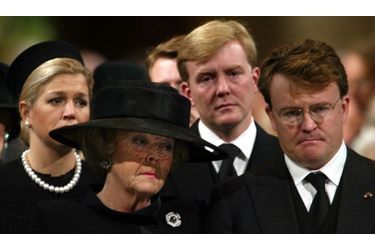 Aux funérailles de son époux, Claus, en octobre 2002