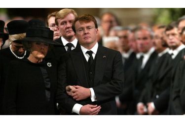 Au bras de sa mère la reine Beatrix, aux funérailles du Prince Claus, son père, époux de la souveraine, en 2002.