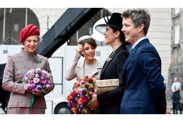 La famille royale du Danemark a offert un véritable défilé cette semaine à l&#039;occasion de l&#039;ouverture du parlement danois. Outre la reine Margrethe II accompagnée du prince consort Henrik, le prince héritier Frederik et son épouse Mary étaient présents, ainsi que le prince Joachim et son épouse française Marie, mais aussi la sœur de la reine, la princesse Benedikte.