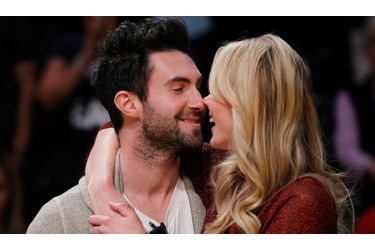 Adam Levine, le chanteur des Maroon Five, embrasse sa petite amie russe, le mannequin Anne Vyalitsyna lors de la rencontre Los Angeles Lakers-Chicago Bulls. 