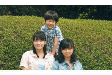 Le petit prince du Japon a fêté ses six ans ce jeudi 6 septembre. A cette occasion, la Maison Impériale a diffusé une série de photos du troisième enfant du prince impérial Fumihito d&#039;Akishino (frère cadet du prince héritier Naruhito) et de son épouse la Princesse Kiko. Sur ces clichés pris dans le palais d&#039;Akasaka à Tokyo, le seul petit-fils de l’empereur Akihito est accompagné de ses deux sœurs les princesses Mako (ici à g.) et Kako.