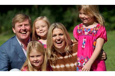 Comme tous les ans à l’arrivée de l’été, la princesse Maxima et son époux le prince Willem-Alexander ont pris la pose devant les photographes. Le couple, entouré de ses trois filles Catharina-Amalia (8 ans), Alexia (7 ans) et Ariane (5 ans), est apparu complice et souriant dans le parc du leur résidence d&#039;Eikenhorst à Wassenaar. 