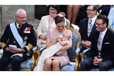 La princesse Estelle de Suède a enfin été baptisée ce mardi. Née le 23 février, Estelle Silvia Ewa Mary est le premier enfant de la princesse héritière Victoria et du prince Daniel, qu&#039;elle a épousé en juin 2010. La cérémonie s&#039;est déroulée en la chapelle du Palais royal de Stockholm, en présence de nombreuses têtes couronnées d&#039;Europe. Le prince Carl Philip de Suède, le prince Haakon de Norvège, le prince d&#039;Orange Willem-Alexander des Pays-Bas, la princesse héritière Mary du Danemark et Anna Westling Söderström, sœur du prince Daniel, sont les parrains et marraines. Au terme de la cérémonie, la princesse a été décorée de l&#039;Ordre du Séraphin - insigne exclusivement réservé aux membres de la famille royale de Suède et aux chefs d&#039;Etat étrangers. La petite fille, duchesse d&#039;Östergötland et seconde dans l&#039;ordre de succession au trône de Suède, est en effet appelée à régner après sa mère.