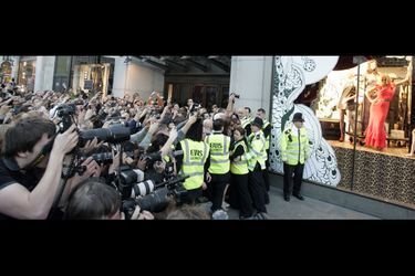 En avril 2007, c'est l'émeute pour Kate Moss à Londres