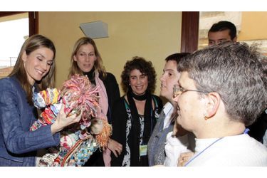 A Mahon, Letizia s’est vue offrir des poupées et un sac à main fabriqués avec des matériaux recyclés par les membres d’une association de personnes handicapées.