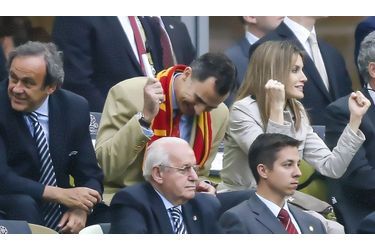 Letizia et Felipe étaient dans les tribunes du PGE Arena stadium de Gdansk, pour le match opposant l'Espagne à l'Italie, samedi soir. Le prince héritier et son épouse avaient revêtu les couleurs de la Roja, surnom donné à l'équipe d'Espagne de Football.