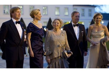 Beatrix, au centre est entourée de son fils Willem-Alexander (g), de son épouse la princess Maxima (d), du président Christian Wulff et de sa femme Bettina. 