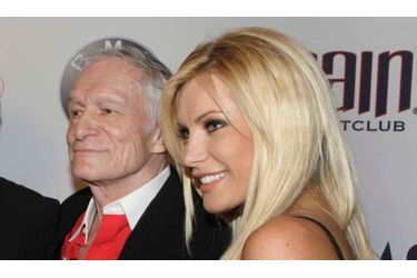 Le fondateur du magazine Playboy, Hugh Hefner et sa petite amie, le mannequin anglo-américain et chanteuse Crystal Harris vont se marier. C’est l’homme de 84 ans qu’il l’a annoncé sur son Twitter: Nous nous sommes fiancés le 24 décembre, a-t-il écrit. La jeune femme est âgée de 24 ans.
