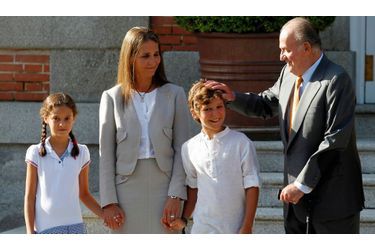 L'infante Elena, ses enfants Victoria et Froilan, et leur grand-père, Juan Carlos