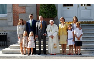 La famille royale d'Espagne a accueilli le pape au palais de Zarzuela, la résidence officielle de Juan Carlos et Sofia. Pour recevoir Benoit XVI, le roi et sa reine étaient accompagnés du prince héritier Felipe, de la princesse Letizia et de leurs filles Leonor et Sofia ; et de l'infante Elena, de sa fille Victoria et de son fils Froilan. Le pape Benoit XVI est en Espagne à l'occasion de sa visite pour les Journées mondiales de la jeunesse qui se tiennent en ce moment à Madrid.
