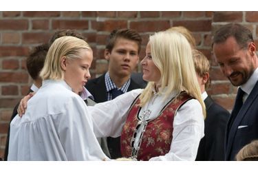 La princesse de Norvège était rayonnante cette semaine à la confirmation de son fils Marius - né de la première union de Mette-Marit, avant qu’elle ne rencontre son prince charmant. Haakon était là, ainsi que les enfants du couple, la princesse Ingrid Alexandra et le prince Sverre Magnus, mais aussi le roi Harald, sa reine Sonja – preuve, s’il en est besoin, que ce premier enfant est adoré par la famille royale de Norvège. La cérémonie s’est déroulée à l’église d’Asker, près de leur maison de Skaugum.