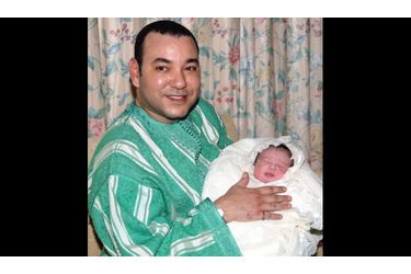 Lalla Khadija, à sa naissance, dans les bras de son père