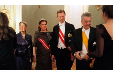 Le grand-duc Henri et son épouse Maria Teresa, avec le président autrichien Heinz Fischer et sa première dame Margit Fischer, avant le diner de gala au palais d&#039;Hofburg à Vienne.