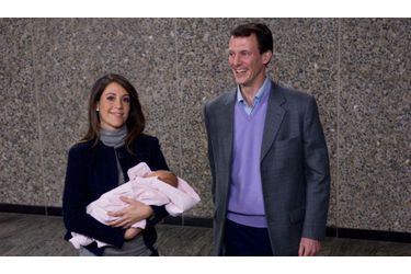 Le prince Joachim et son épouse Marie ont présenté leur fille, à la sortie Hôpital national de Copenhague. Second enfant du couple après Henrik (bientôt 3 ans), la petite est née le 24 janvier dernier.