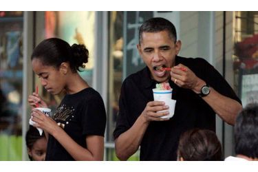 Le président américain Barack Obama et sa fille Malia dégustent une glace à Kailua, à Hawaii, où ils passent leurs vacances de Noël en famille.