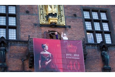 Depuis mardi dernier, le Danemark célèbre le jubilé de la Margrethe II. Le 14 janvier 1953, la fille du défunt roi Frederick IX accédait au trône. Après un hommage à la monarque au Parlement de Copenhague et  une conférence de presse au palais d'Amalienborg, les festivités se sont poursuivies ce week-end. Accompagnée de son époux le prince consort Henrik, Margrethe II de Danemark s’est pliée à la traditionnelle apparition au balcon à l’hôtel de ville, puis au palais. Elle a reçue le gouvernement avant convier la famille royale pour un somptueux dîner de gala dimanche. Retour sur une formidable semaine célébrant quarante années de règne.