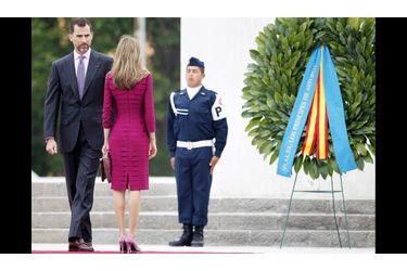 Le Prince Felipe d&#039;Espagne et sa princesse Letizia ont déposé une gerbe de fleurs dans le square des héros de la nation, au Pérou.