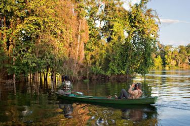 Des écouteurs pour ausculter les organismes vivants dans la réserve de Mamiraua, en Amazonie brésilienne, en 2021. 