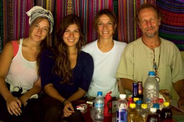 Michel André, sa femme, Ruth, leurs filles, Charlotte (à g.) et Manon, en Amazonie en 2013. 