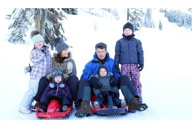 Le prince héritier du Danemark, son épouse et leurs enfants sont actuellement en vacances au ski en Suisse. L&#039;occasion d&#039;une séance photo en famille Mary et Frederik, et leur petit prince Christian, et leur petites princesses Isabella et Josephine.