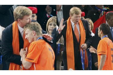 Willem-Alexander réconforte les joueurs de l&#039;équipe néerlandaise de football, après la finale perdue de la Coupe du monde en 2010.