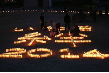 Un mémorial aux chandelles en l&#039;honneur des victimes de la catastrophe a eu lieu dans la ville d&#039;Iwaki, dans la préfecture de Fukushima, dimanche. Les bougies forment un message: &quot;Iwaki, des liens d&#039;amitié, 2014&quot;.