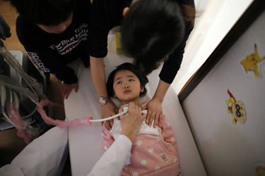 27 février, un médecin procède à un examen de la thyroïde sur une fille de cinq ans, à la clinique de Nihonmatsu.