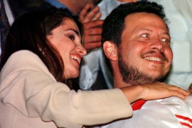 Embrassade dans les tribunes du stade d&#039;Amman, à l&#039;occasion des 29 ans de Rania