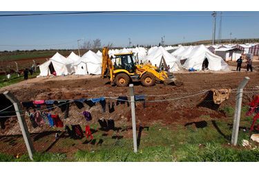 Des bulldozers font de la place pour les futures tentes, avant l&#039;arrivée de nouveaux réfugiés.