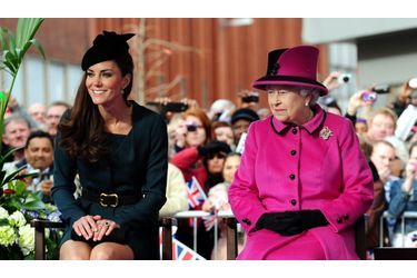 Kate a accompagné jeudi Elizabeth à Leicester, dans le centre de l&#039;Angleterre, pour le lancement de sa tournée du Royaume-Uni, à l&#039;occasion de son jubilé de Diamant. La reine, qui célèbre cette année les 60 ans de son règne, était accompagné de Philip, qui sera à ses côtés lors de ces différents voyages dans le pays. Chaque grande région britannique recevra Elizabeth II pour marquer l&#039;évènement, tandis que les autres membres de la famille royale iront la représenter dans le Commonwealth.