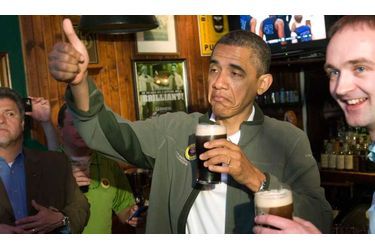 Le président américain Barack Obama a célébré la St Patrick avec une pinte de Guinness dans le pub irlandais The Dubliner à Washington.