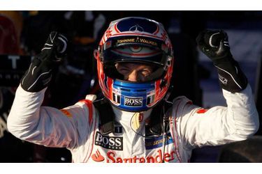 Jenson Button s&#039;est adjugé le Grand Prix d&#039;Australie, dimanche, au volant de sa McLaren. Deuxième sur la grille de départ, le Britannique a sauté son coéquipier Lewis Hamilton dès l&#039;extinction des feux pour ensuite dominer la course de bout en bout. Derrière, Sebastian Vettel n&#039;a rien lâché, arrachant sur Red Bull la deuxième place devant la seconde MP4-27. Mark Webber (Red Bull) et Fernando Alonso (Ferrari) suivent, Kimi Räikkönen sauvant lui l&#039;honneur de Lotus en terminant septième alors que Romain Grosjean a dû jeter l&#039;éponge dès le 2e tour. A noter le beau Grand Prix de Jean-Eric Vergne, dans les points à quelques encablures de l&#039;arrivée et finalement 11e au volant de sa Toro Rosso.