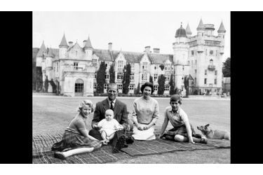 Le 8 septembre 1960, devant le château de Balmoral, en Écosse, avec Philip et leurs enfants Charles, Anne et Andrew bébé.