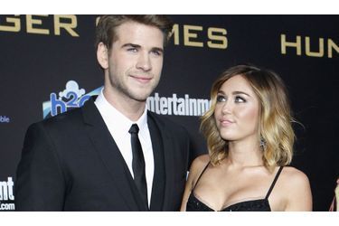 Miley Cyrus et son petit ami Liam Hemsworth posent ensemble à l’avant-première de «Hunger Games» au Nokia Theatre de Los Angeles.