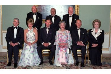 27 juillet 1992, sourire de rigueur lors de l'année horrible de la Reine. Photo prise lors d'un diner en l'honneur des Premiers ministres, avec les anciens Lord Callahan, Lord Wilson, et Sir Edward Heath (debout), la baronne Thatcher, et celui de l'époque John Major, à côté de Diana, Charles, la Reine et Philip.