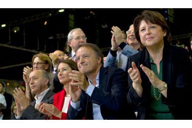 Martine Aubry se lève pour applaudir son "rival" lors de la primaire socialiste.