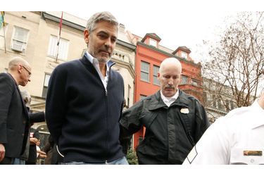 Alors qu&#039;il manifestait devant l&#039;ambassade du Soudan à Washington, George Clooney a été arrêté par les autorités américaines.