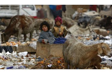 Des enfants afghans jouent à l’intérieur d’une décharge de Kaboul.
