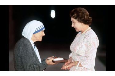 Mère Teresa reçoit l'Ordre du Mérite, en Inde, en 1982. 