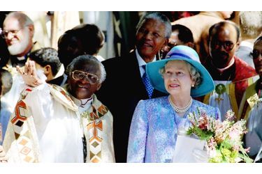 En 1995, la reine rencontre Desmond Tutu et Nelson Mandela, lors de sa première visite en Afrique du Sud depuis 1947.